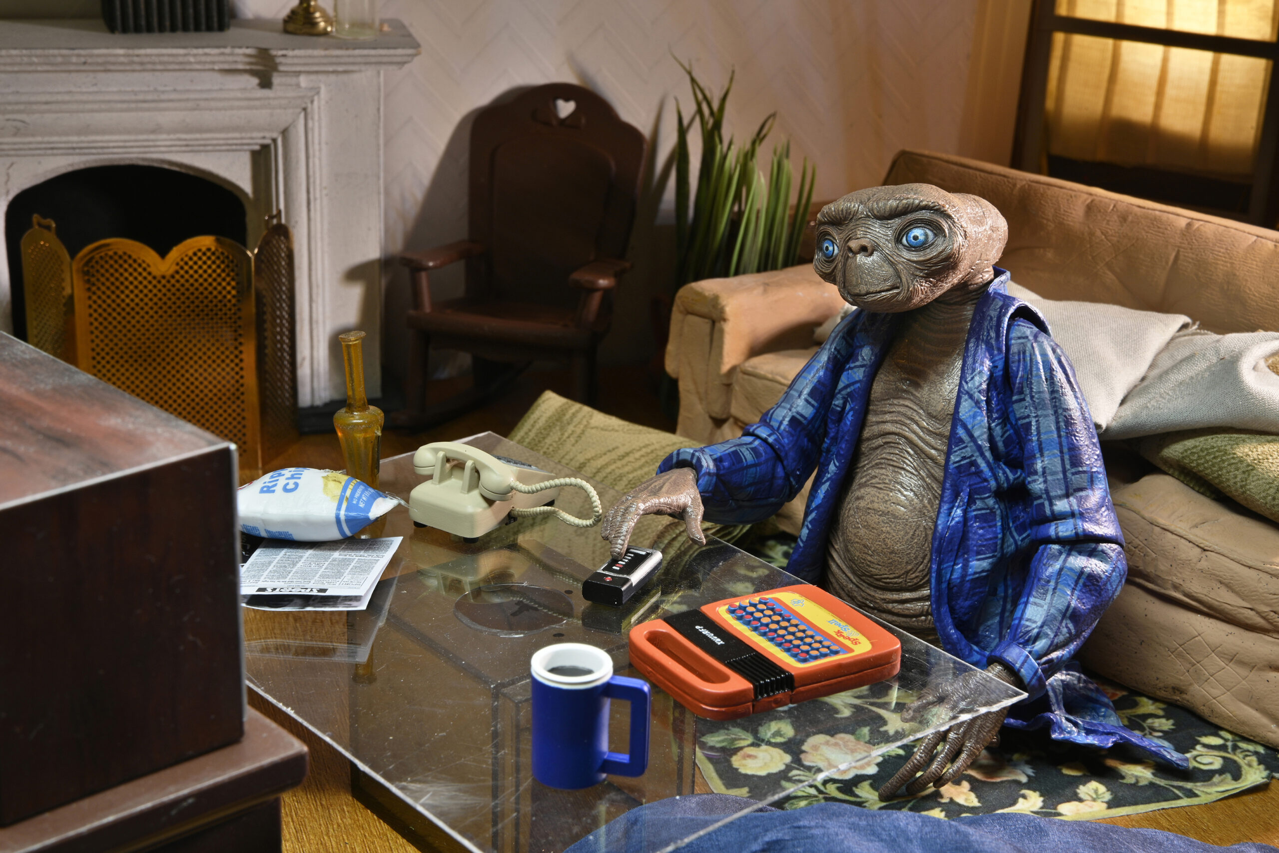 E.T. The Extra-Terrestrial 40th Anniversary 7” Scale Action Figure – Ultimate E.T at Home - Image 2