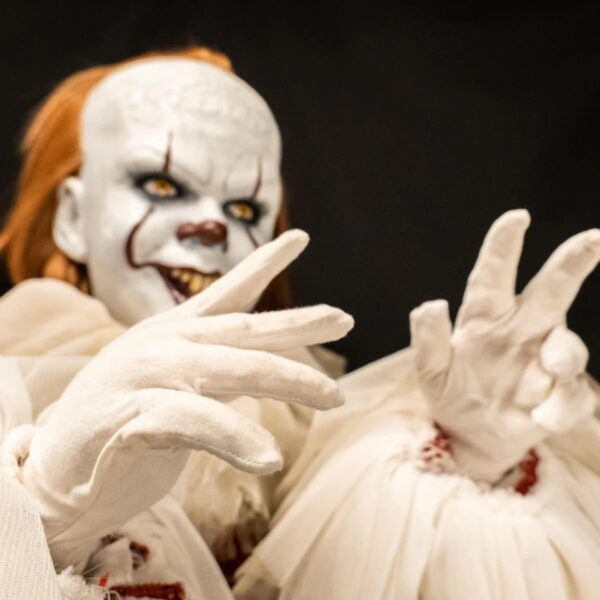 IT - Pennywise Premium Scale Doll - Image 3