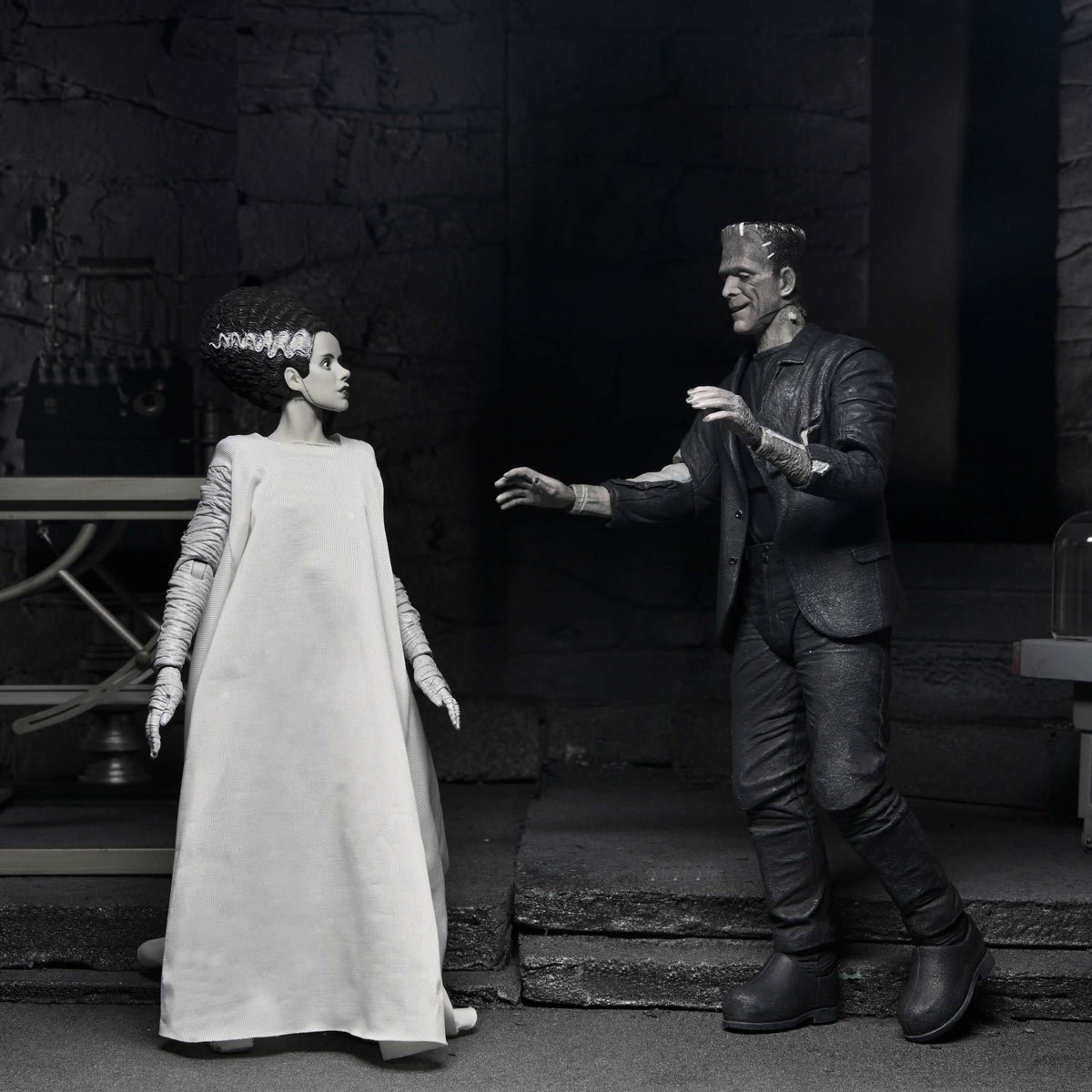 Universal Monsters Bride of Frankenstein 90th Ann. The Monster & His Mate (B&W Version) 7-In Scale Action Figure 2-Pack - Image 3