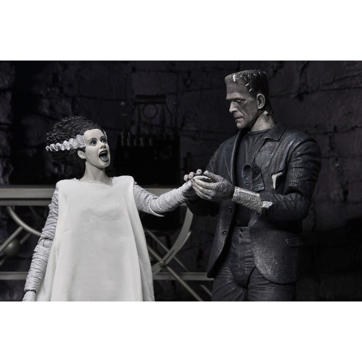 Universal Monsters Bride of Frankenstein 90th Ann. The Monster & His Mate (B&W Version) 7-In Scale Action Figure 2-Pack - Image 4