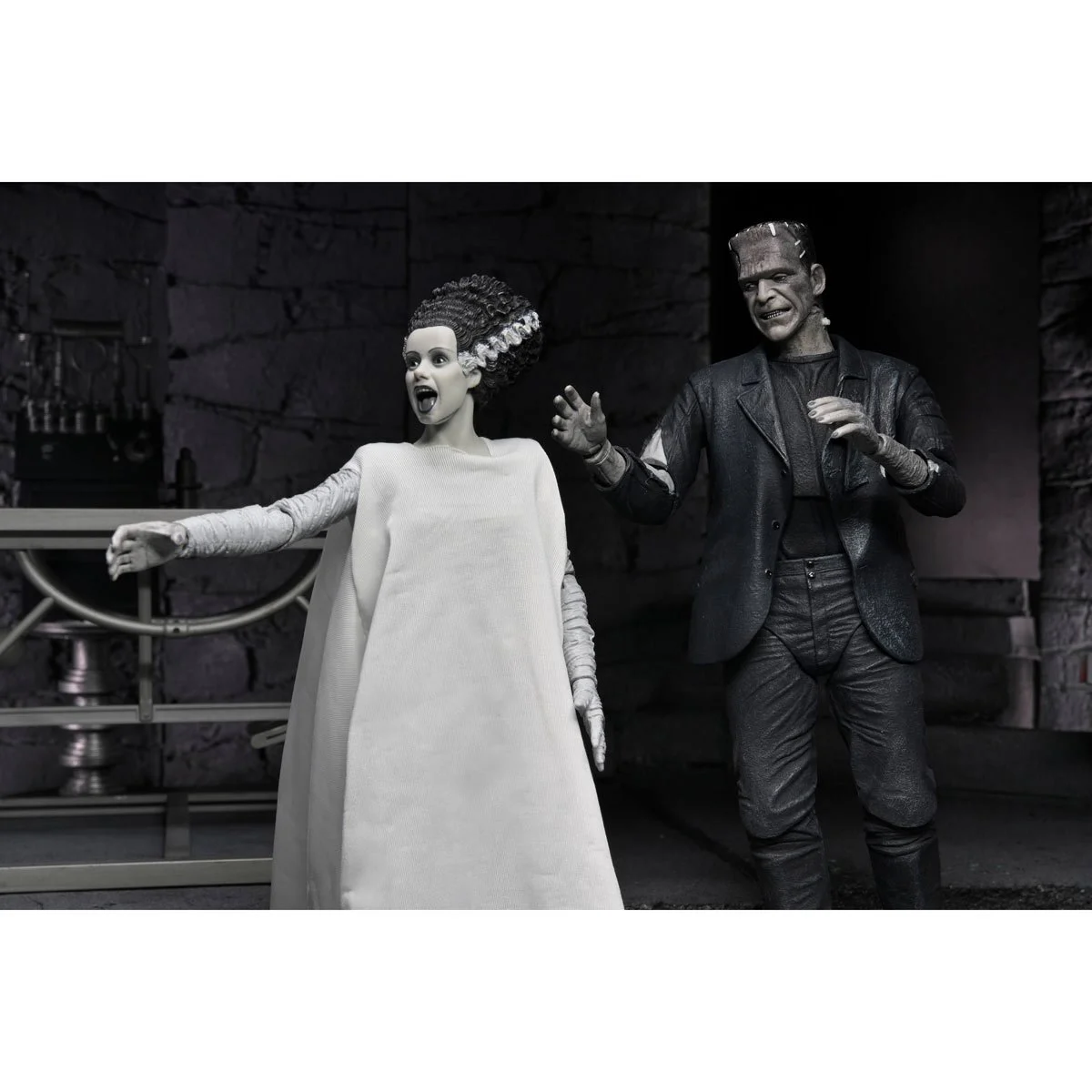 Universal Monsters Bride of Frankenstein 90th Ann. The Monster & His Mate (B&W Version) 7-In Scale Action Figure 2-Pack - Image 5