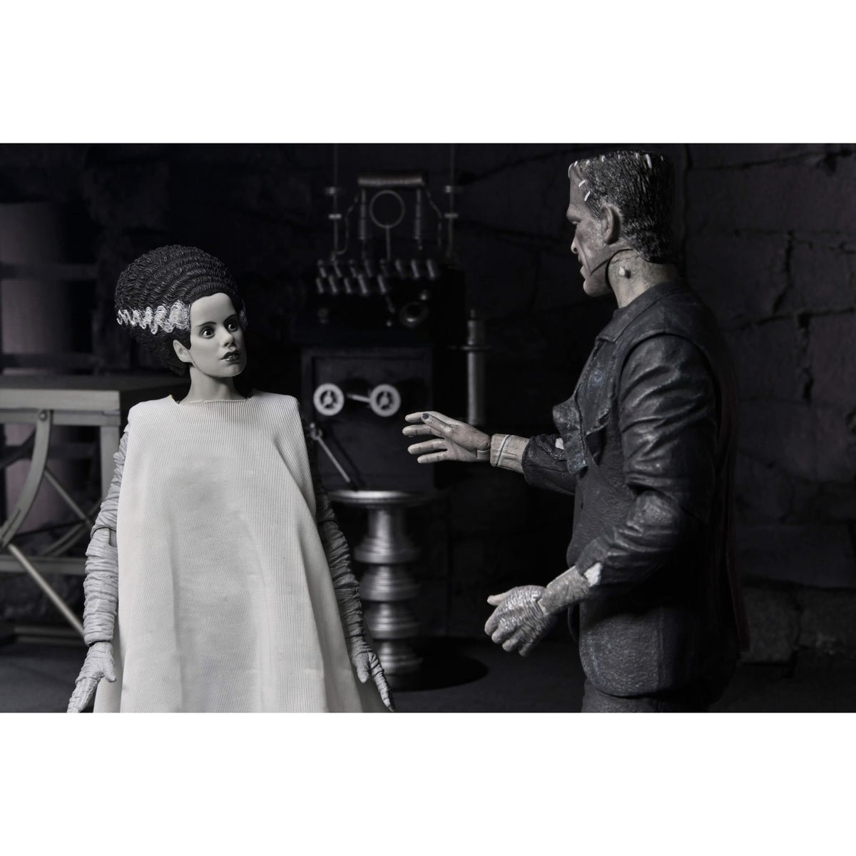 Universal Monsters Bride of Frankenstein 90th Ann. The Monster & His Mate (B&W Version) 7-In Scale Action Figure 2-Pack - Image 6